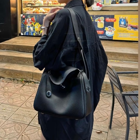 Black Boston lychee grain  crossbody bag - Picture 12 of 12